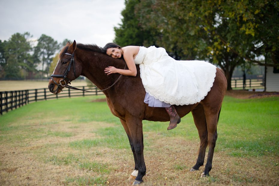 Bridal pictures with horse