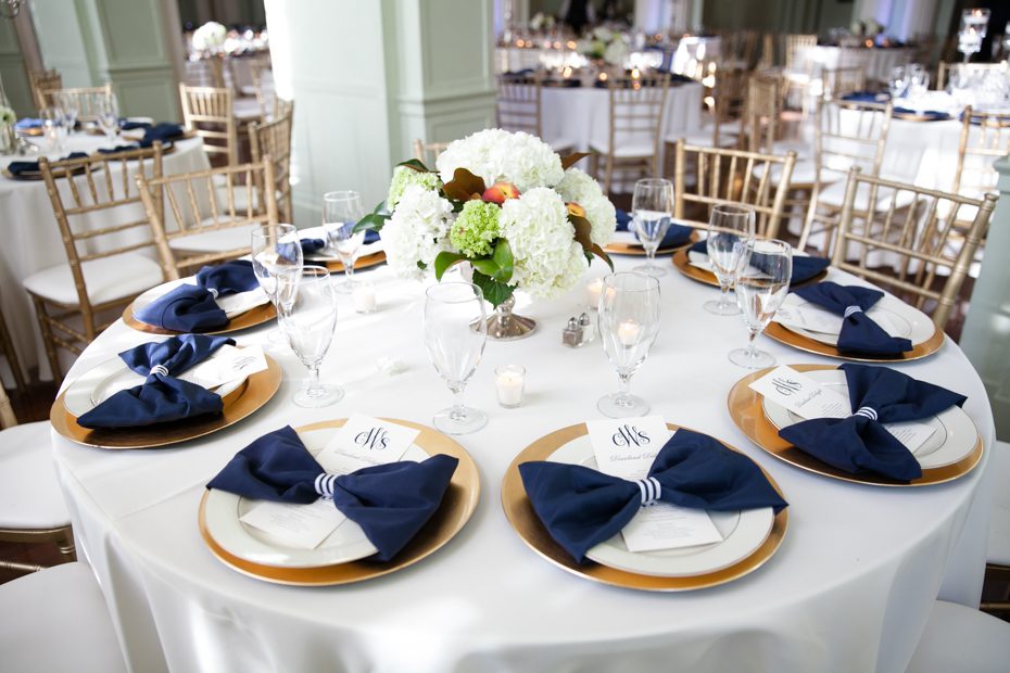 Napkins as bows at wedding